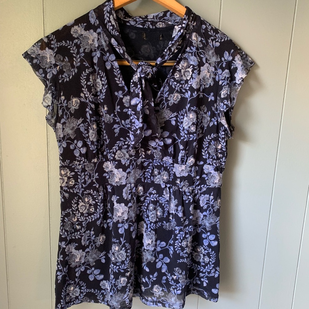 🖤 3/ $10 Blue floral baby doll blouse w/front tie